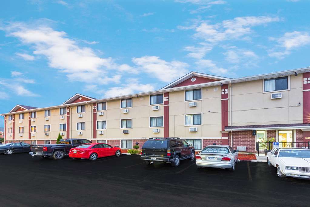 Super 8 By Wyndham Kenosha/Pleasant Prairie Hotel Exterior photo